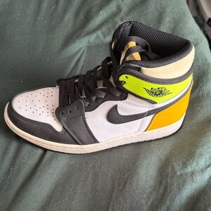 Air Jordan 1 retro high -white black volt university gold